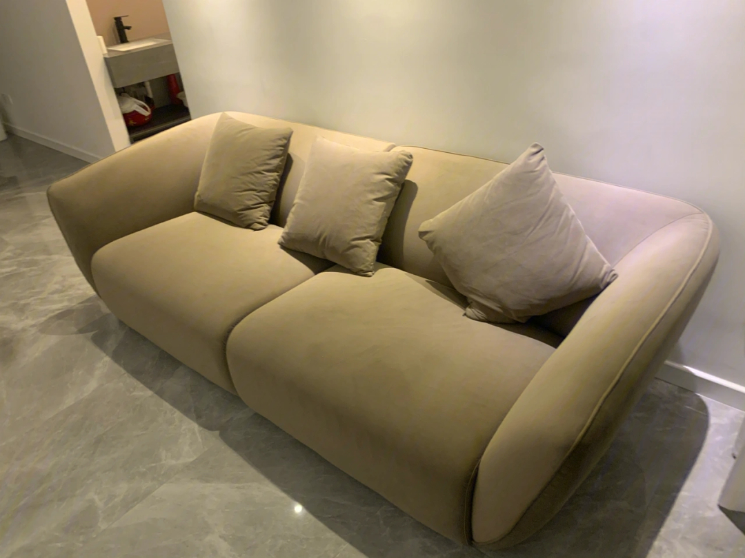 沙发的风格跟家里装修非常搭,材料很厚实,服务态度很到位,价格比外面