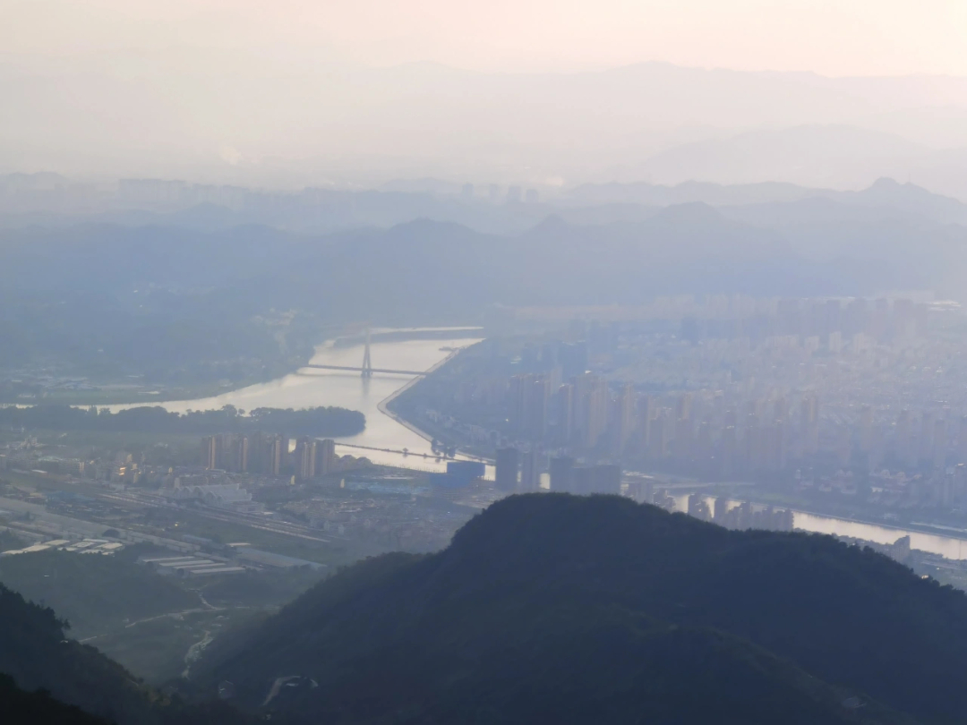 俯瞰整个丽水城天堂山处士峰