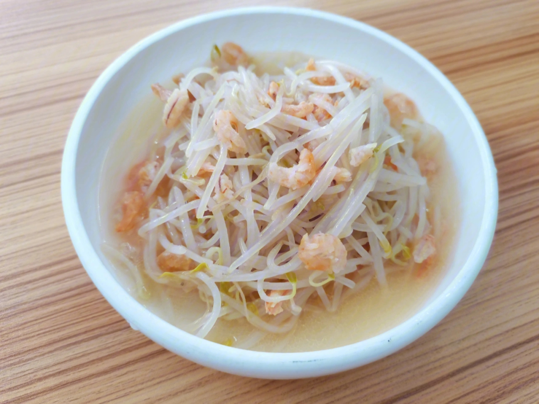海米也称虾米或虾仁,为海水产白虾,红虾,青虾加盐水焯后晒干,纳入袋中
