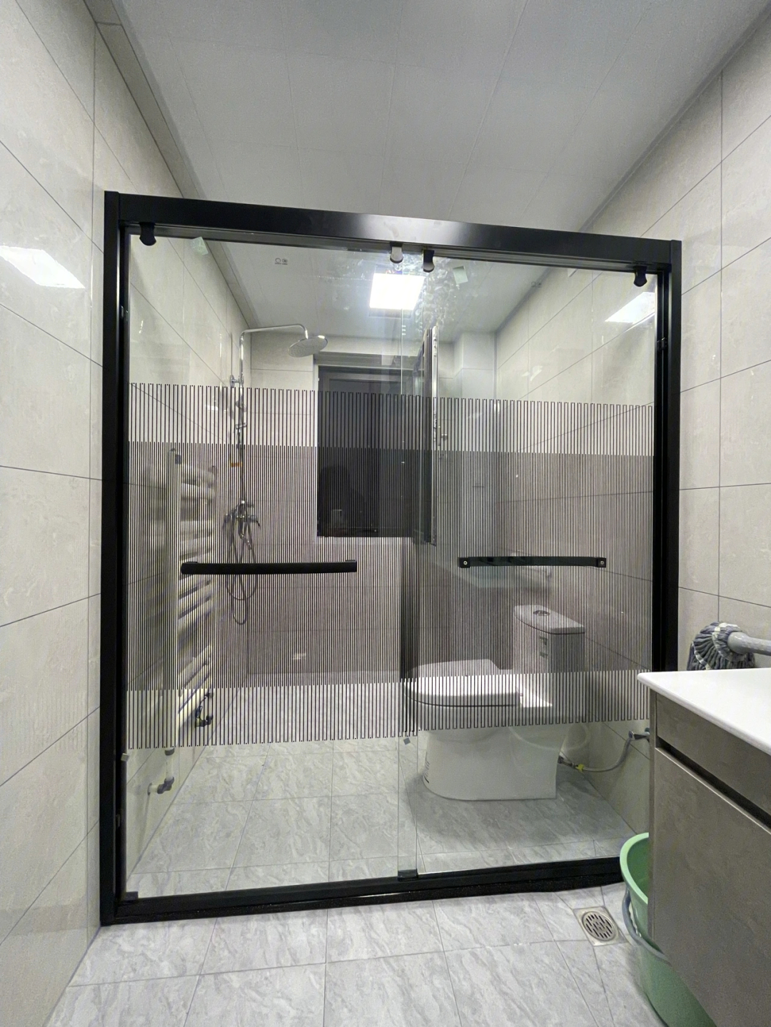 简单耐看的一字型淋浴房隔断不锈钢黑色