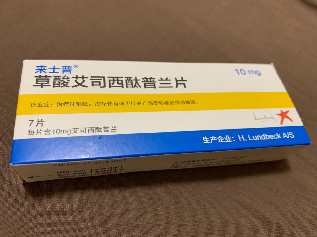 昨晚把氯硝西泮的量从半片里切去了一小角