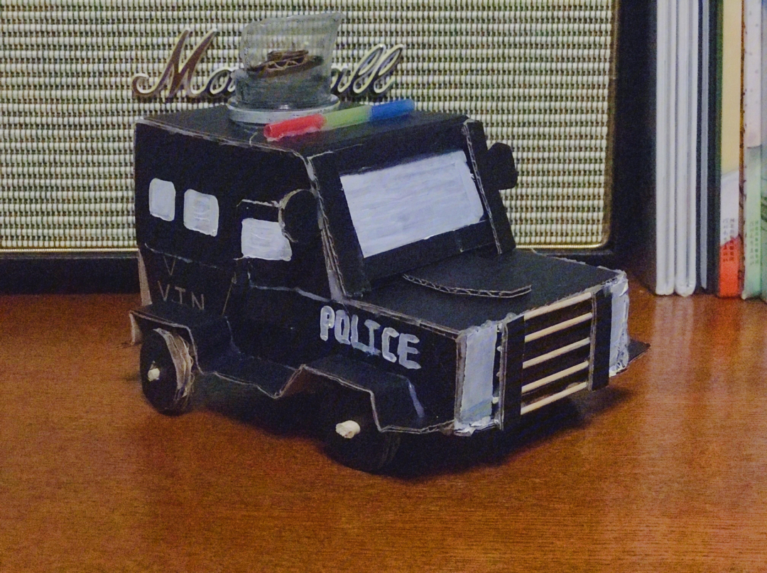 废旧纸盒制作警车图片