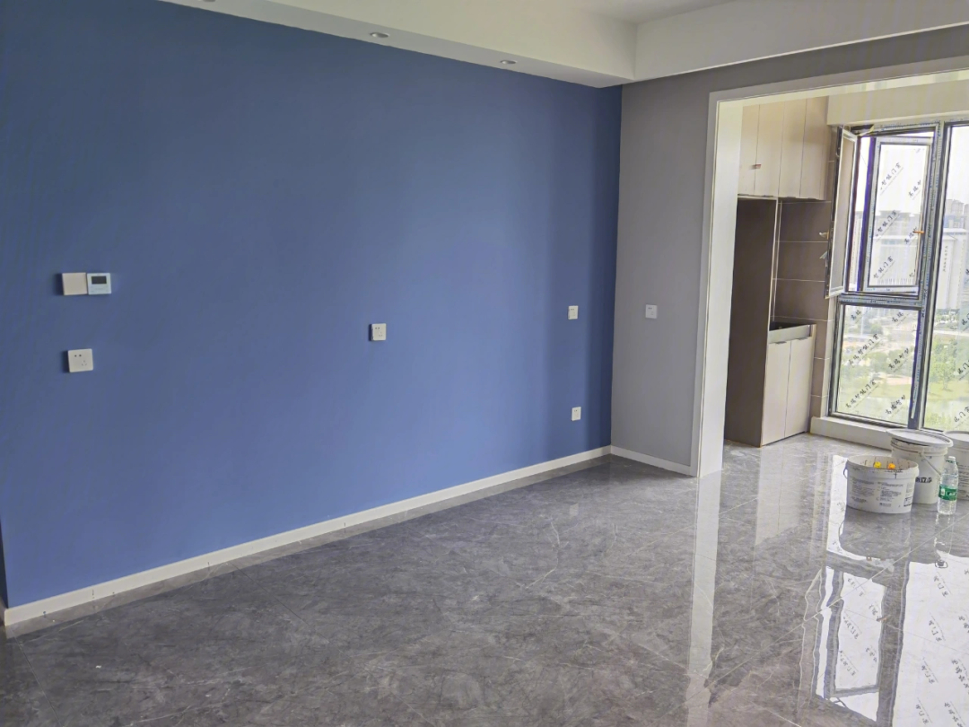 较大,墙面实际没这么蓝,没这么鲜艳,是灰蓝色感觉客厅配这个乳胶漆