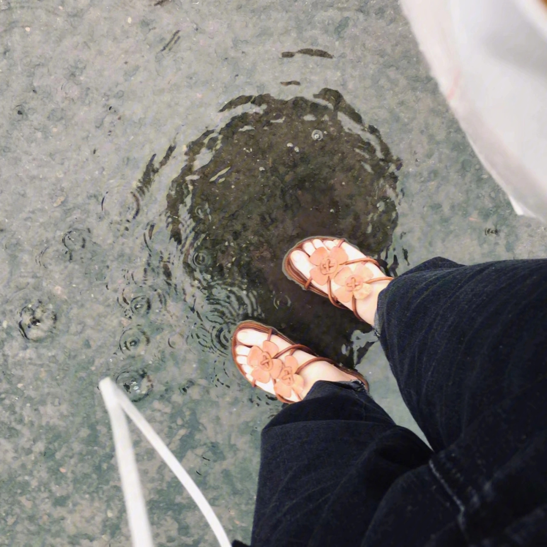 突然翻到下雨天穿拖鞋踩水的照片了