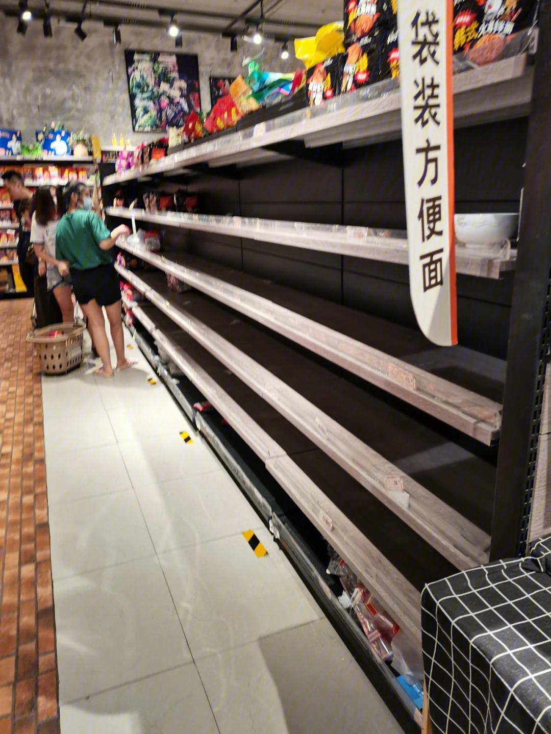 郑州各超市被抢购一空01