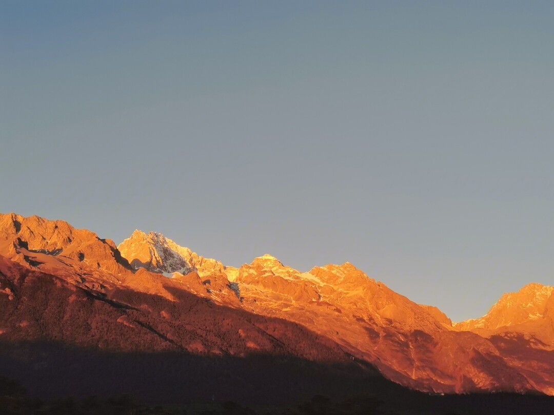 玉龙雪山之日照金山