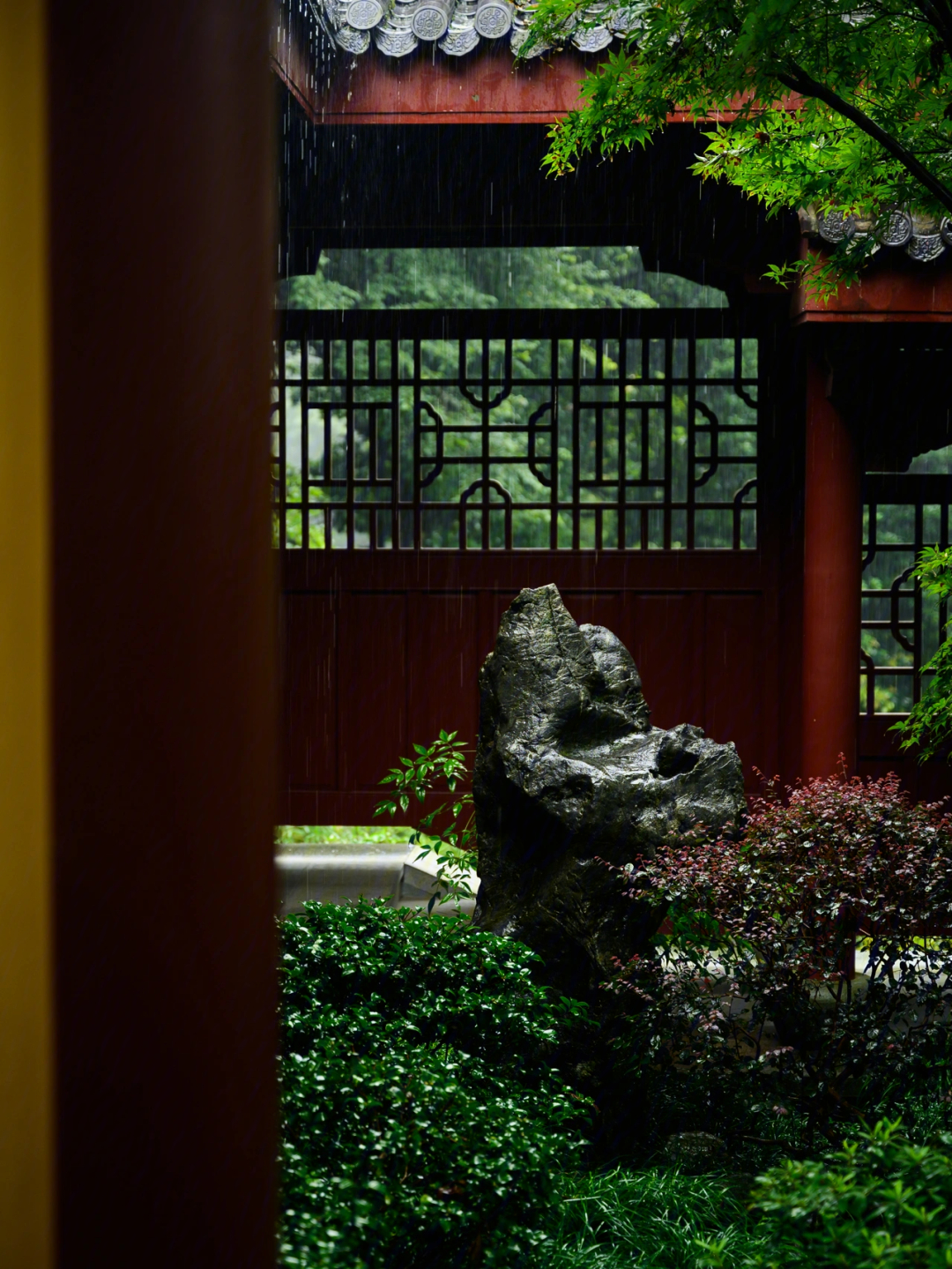 苔痕上阶绿草色入帘青雨中永福寺