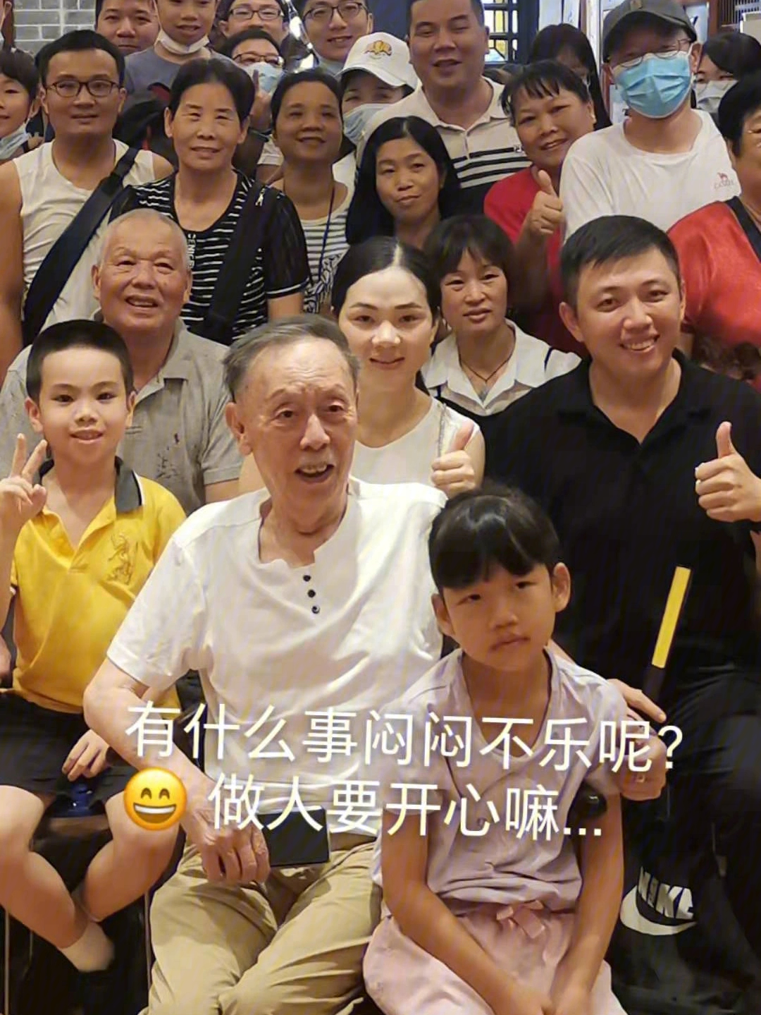 黄俊英儿子图片