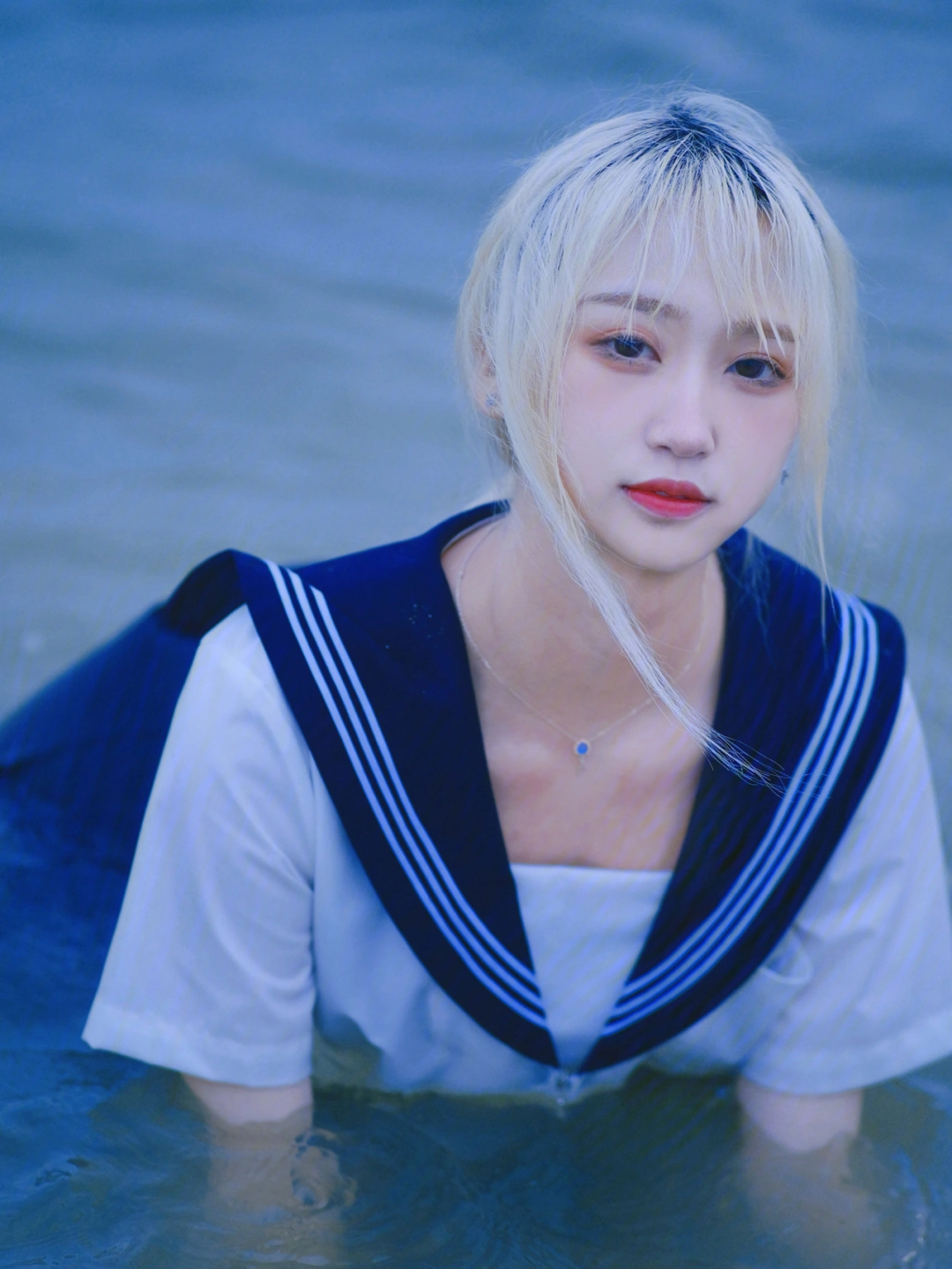 穿水手服在水里日本图片