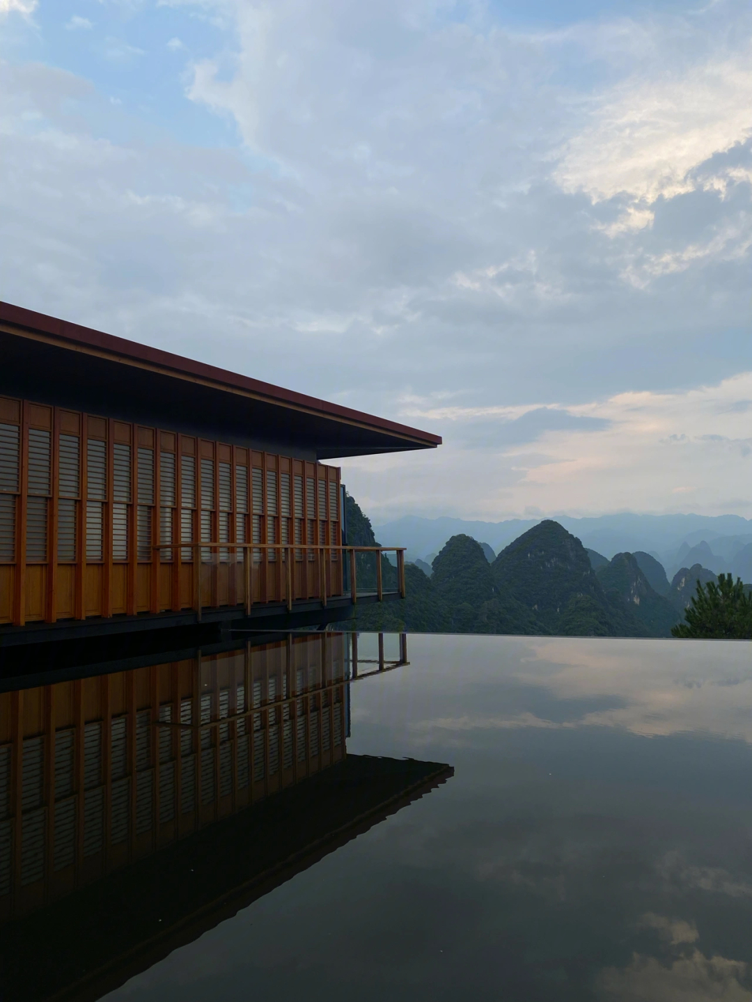 广西阳朔画山云舍图片