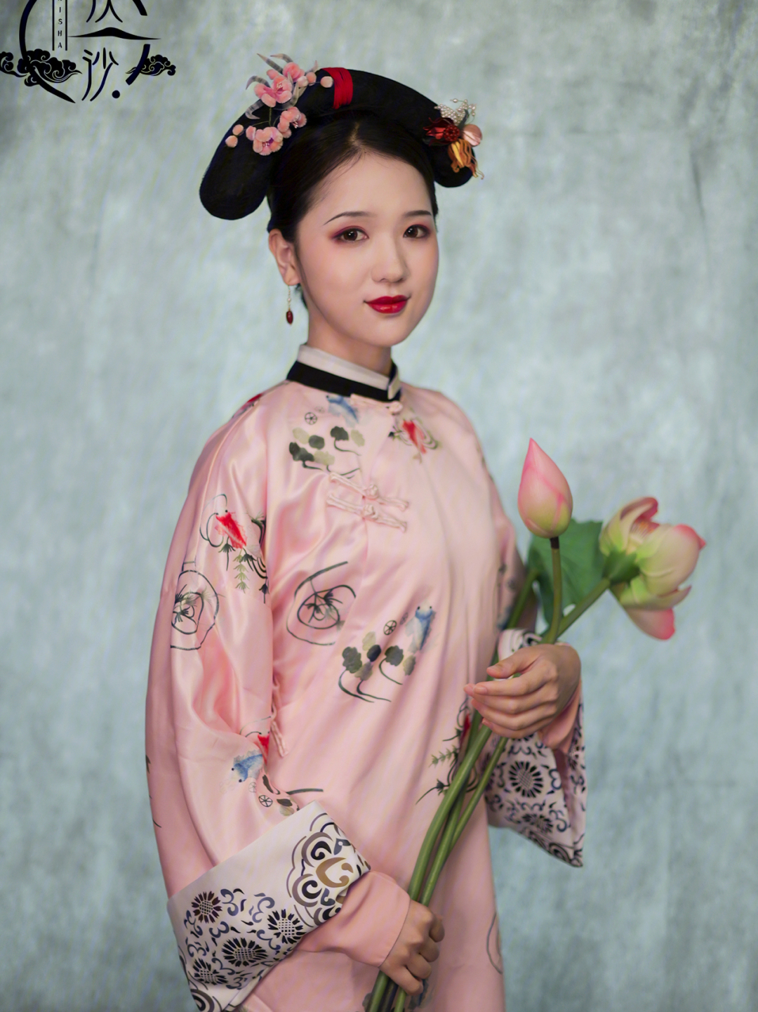 以为清朝人都是那种装扮,其实还珠格格里小燕子紫薇她们戴的是大拉翅