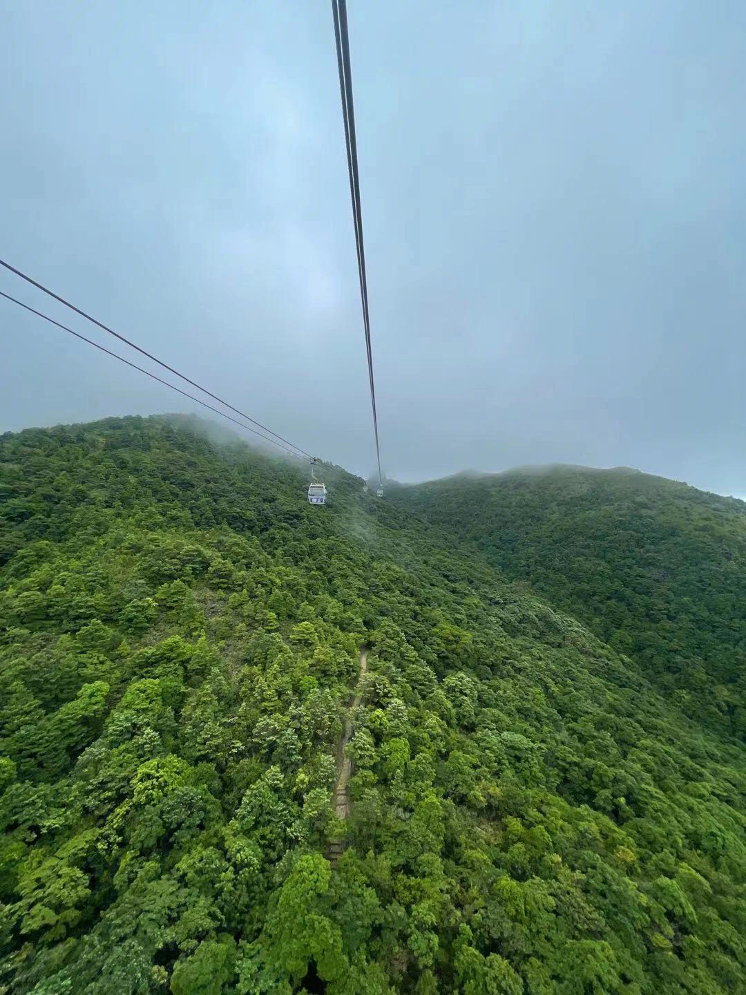 昂坪360,是香港一个连接大屿山东涌及昂坪的索道系统──包括昂坪缆车