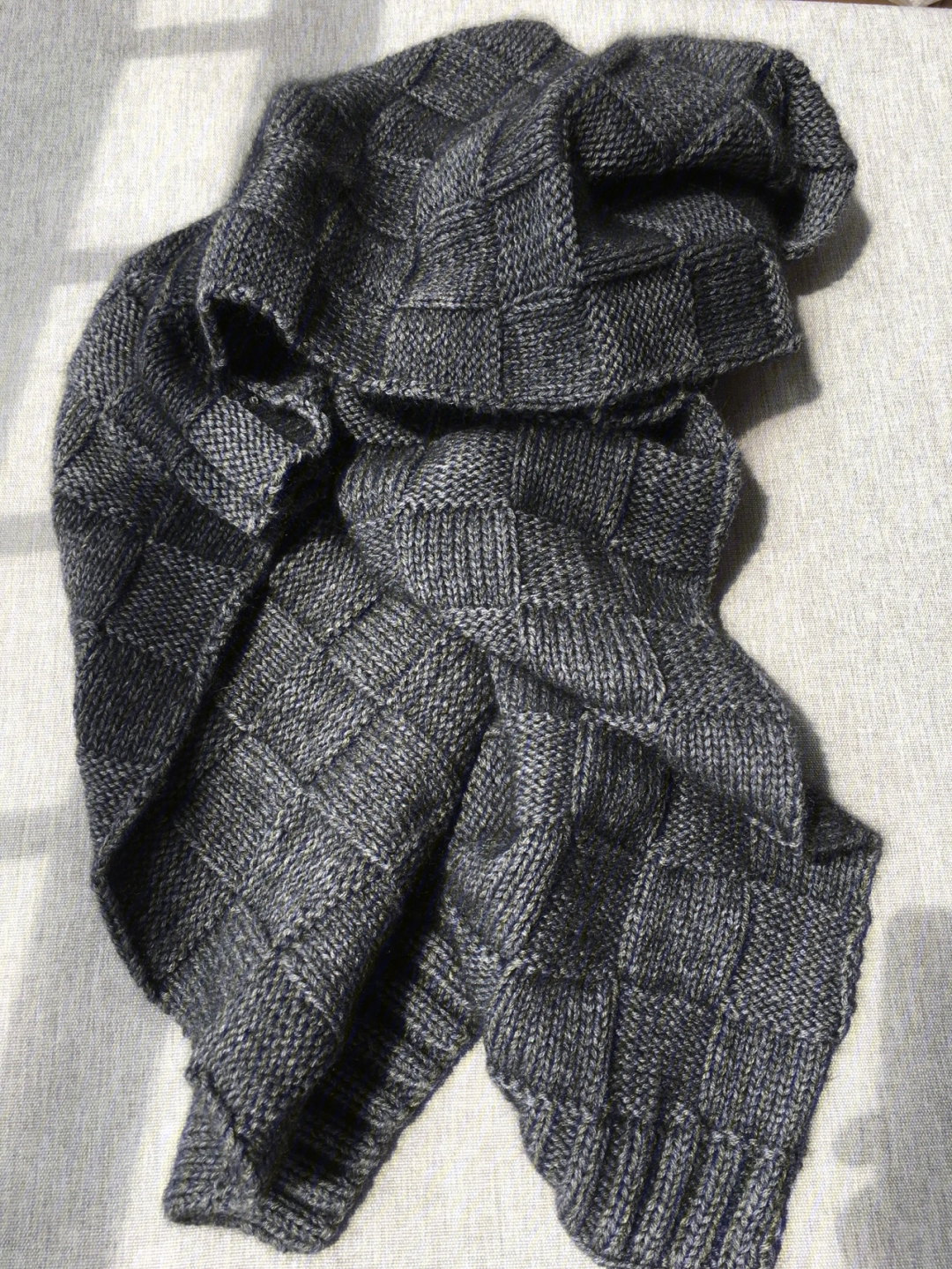 围巾织法:棋盘格围巾围巾材质:羊绒围巾颜色:深灰色