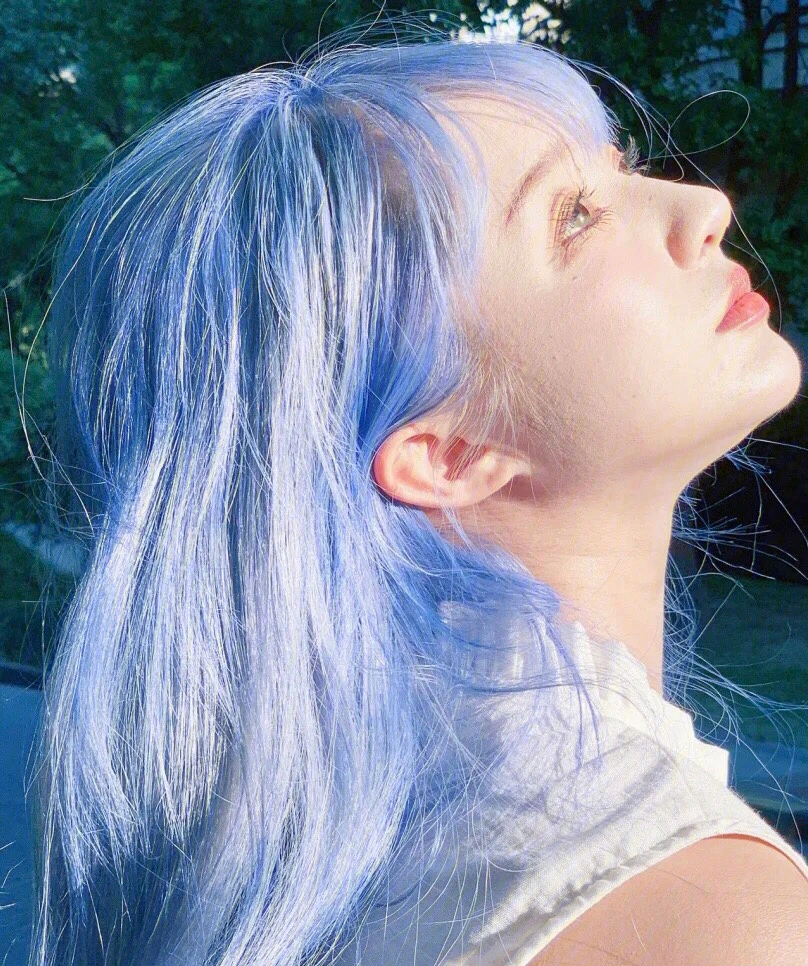 今日发色,天空蓝,染了这款发色,就变仙女这款发色能pk北极星,蓝色与