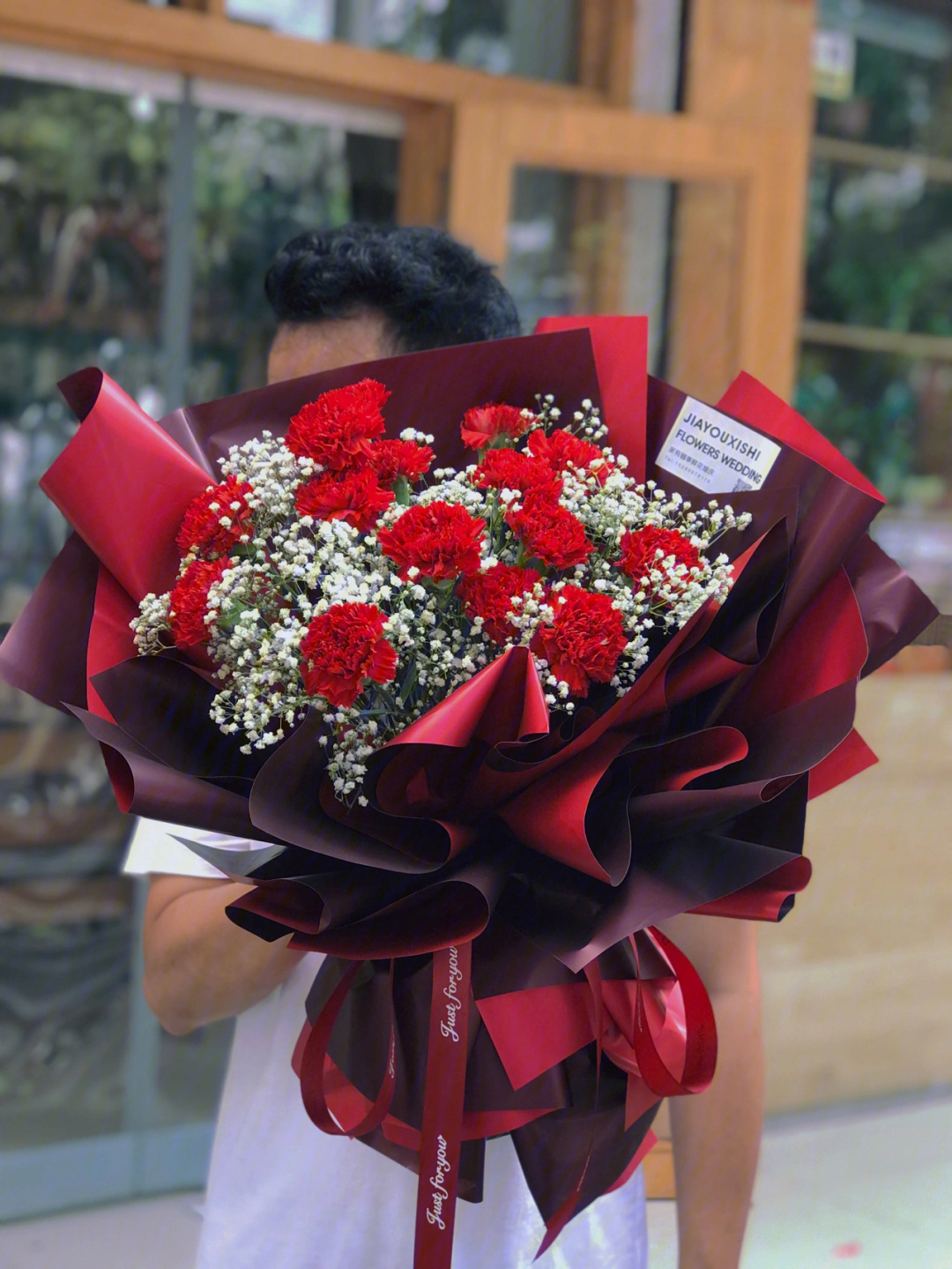 16支红色康乃馨满天星花束送给父亲的生日