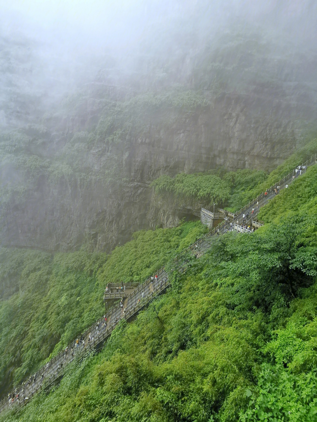 下雨天天门山照片图片