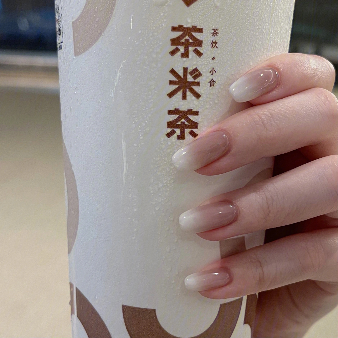 07奶茶色乳白渐变美甲