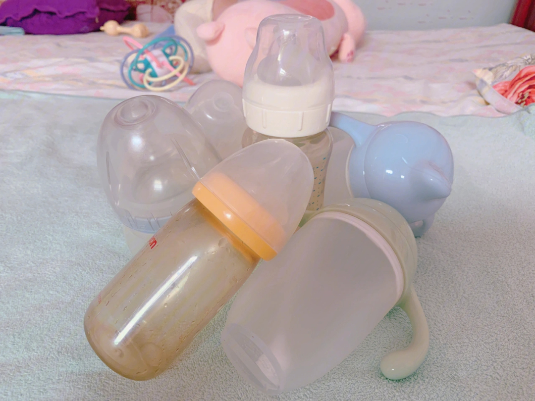 奶瓶适合刚出生时,可以准备一到两个,我出生时用的是一个90毫升和一个