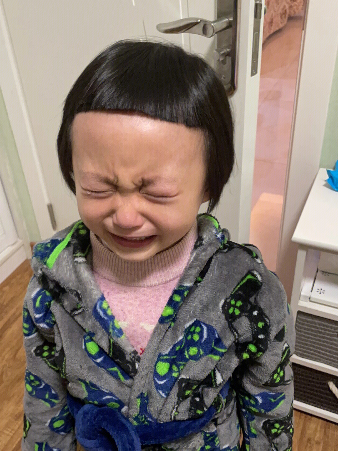 坑娃的老爸给孩子剪的刘海丑哭了