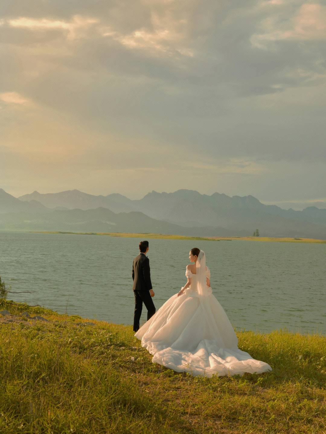 乌鲁木齐婚纱照丨婚纱摄影丨天鹅湖风格95:落日 浪漫 湖景