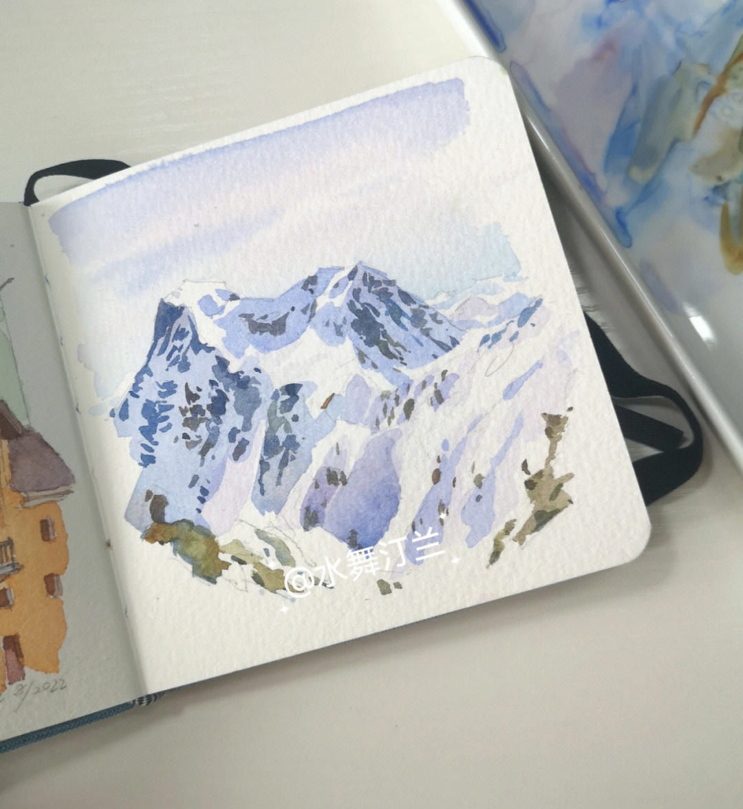 小本子上画不了太复杂的风景,画雪山正好