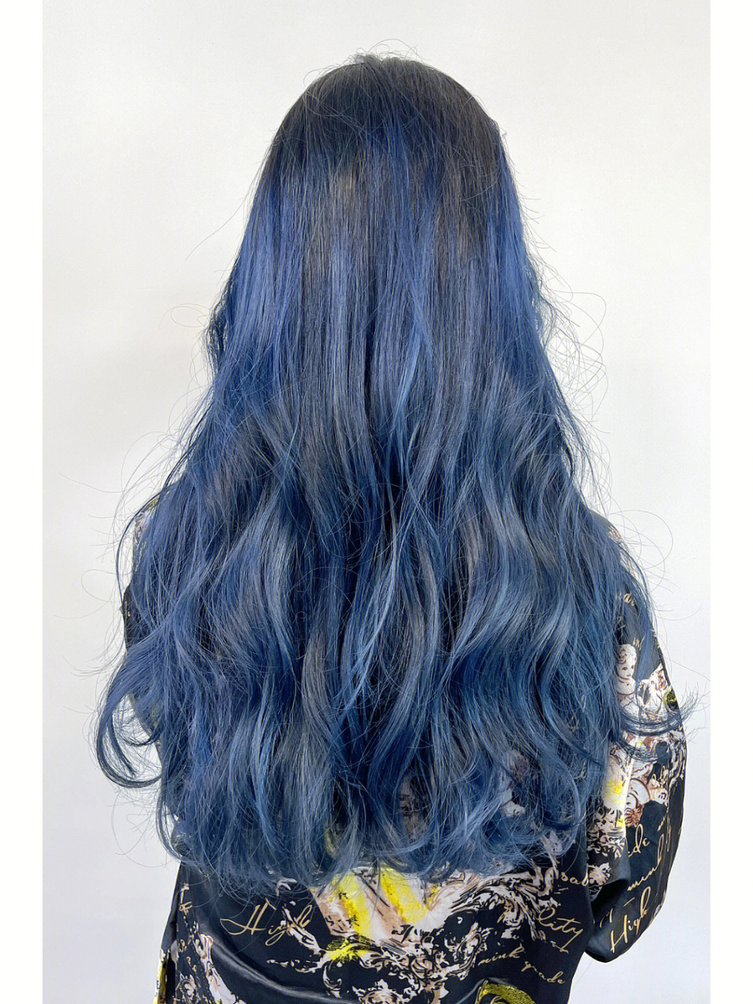 蓝黑色头发适合什么肤色蓝黑色其实就是黑色中带点蓝色调的染发颜色