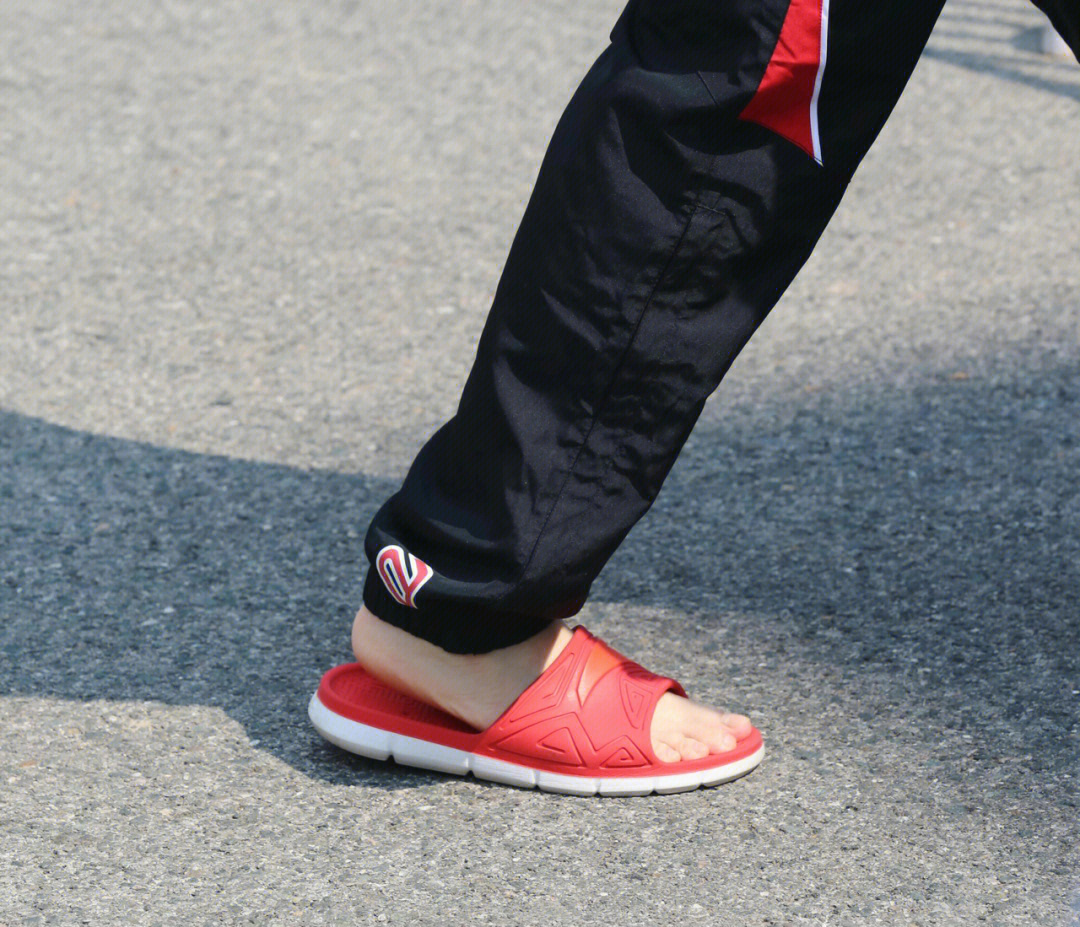 樊振东和他的红色小拖鞋