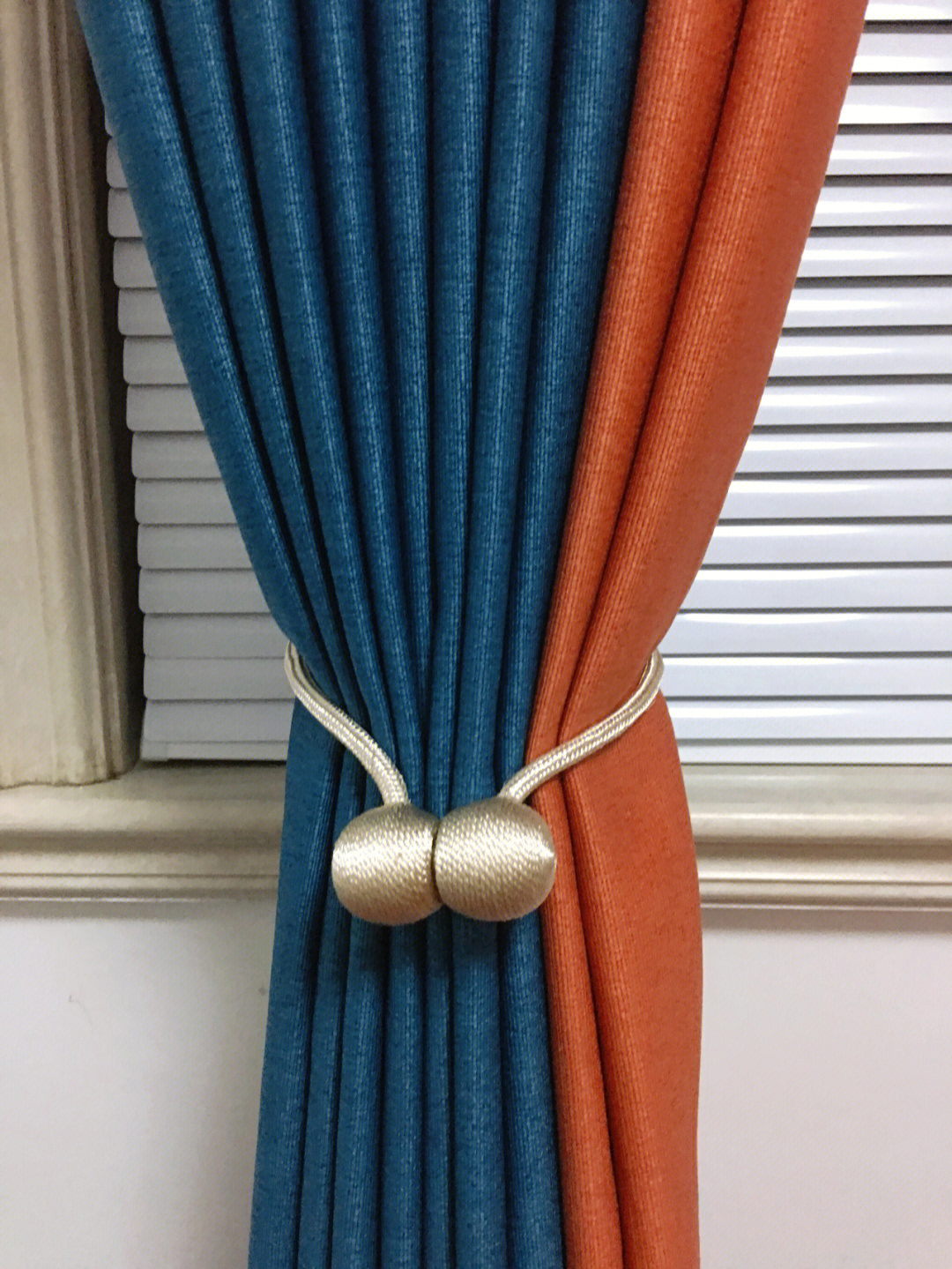 深蓝色拼接爱马仕橙色窗帘最近比较流行的窗帘搭配它的颜色沉稳中又