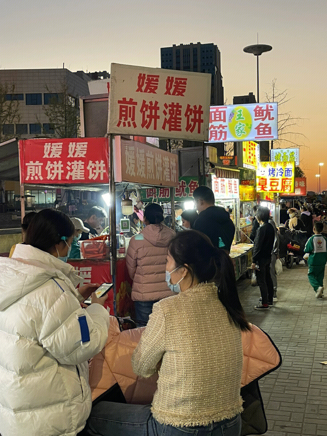 菏泽东方红大街小吃街图片