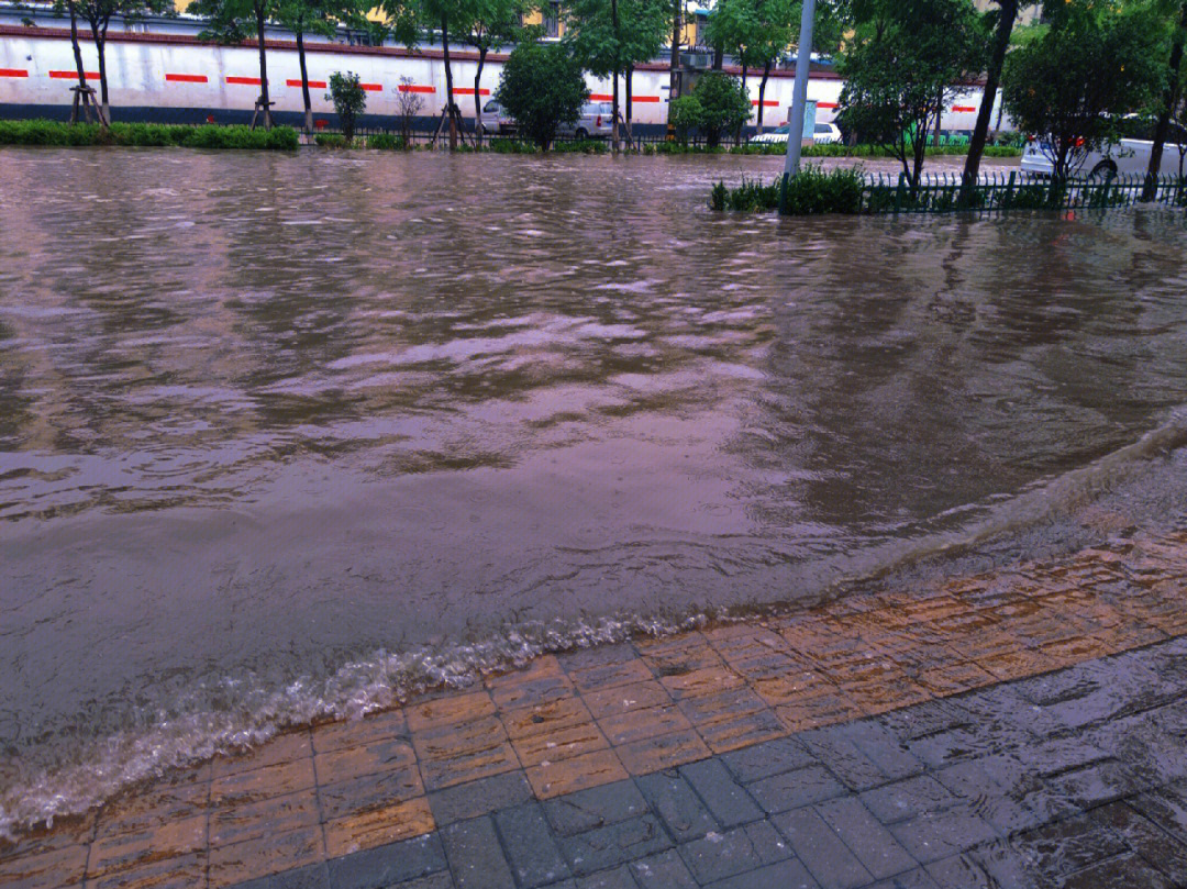 河北张家口暴雨图片