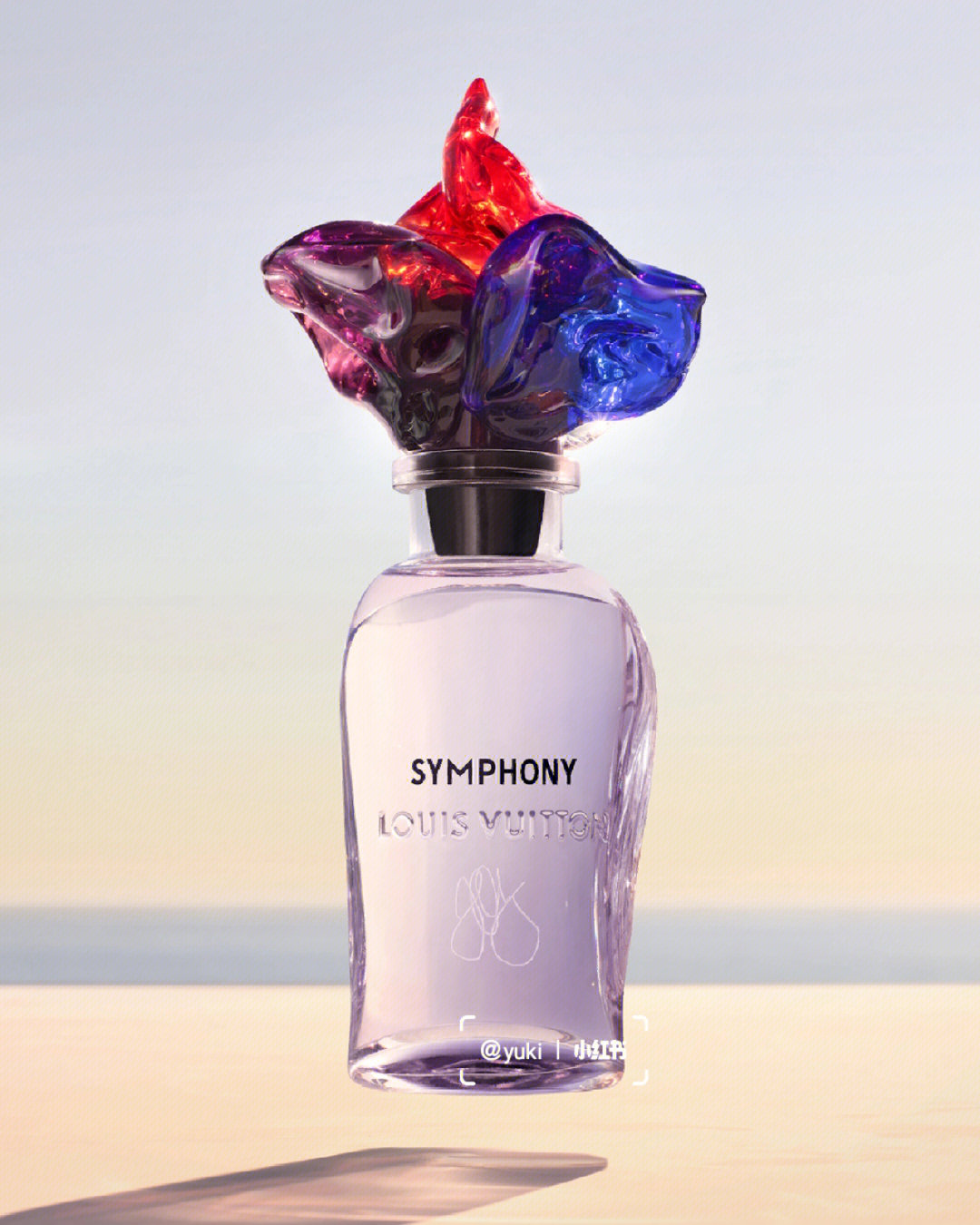香水系列 les extraits中,一款采用穆拉诺玻璃制成的瓶盖的限量设计