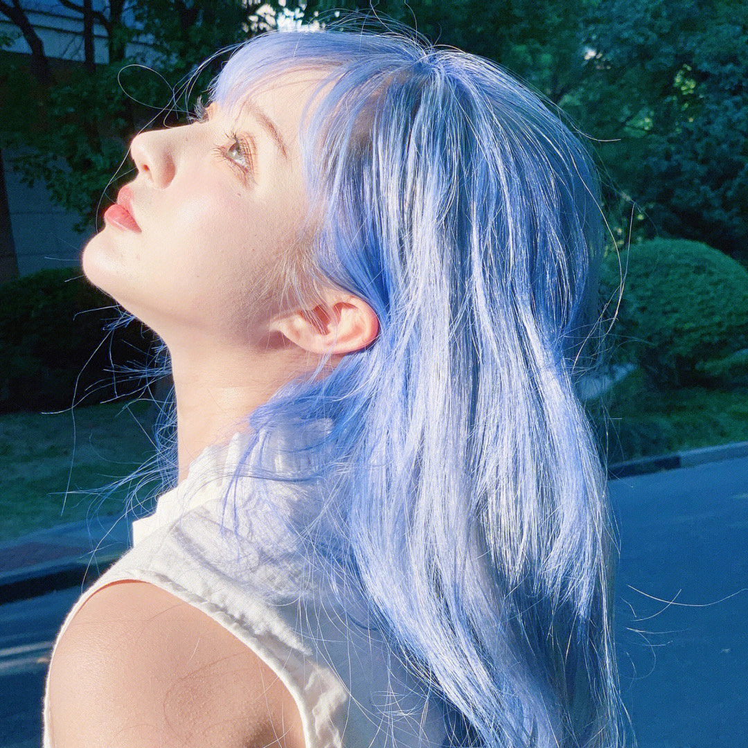 冰蓝色三亚染发显白发色如果把你头发染成冰蓝色,是一种什么体验呢