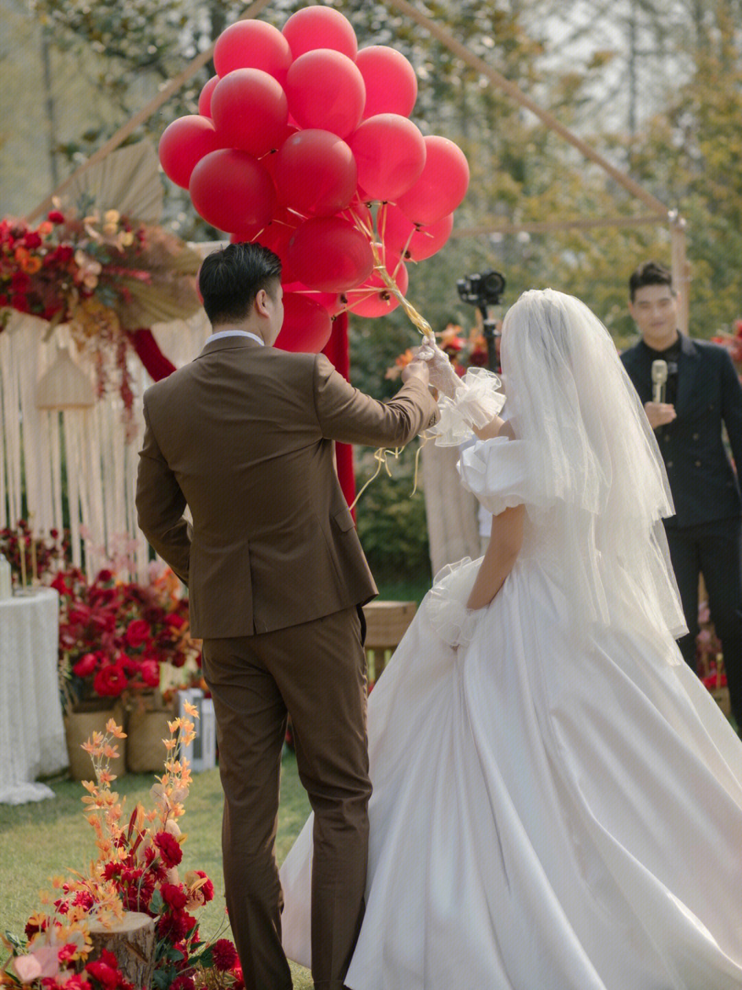 秋日的草坪婚礼