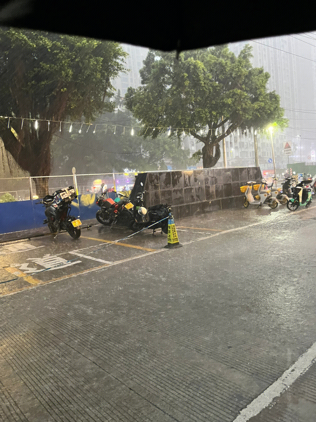 南宁下雨图片图片