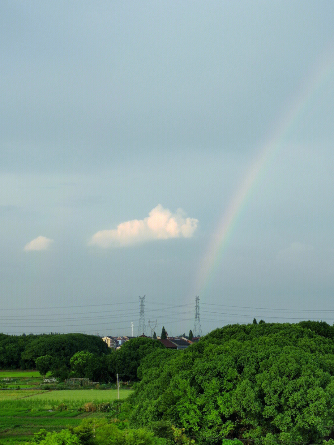 雨后彩虹淡淡图片