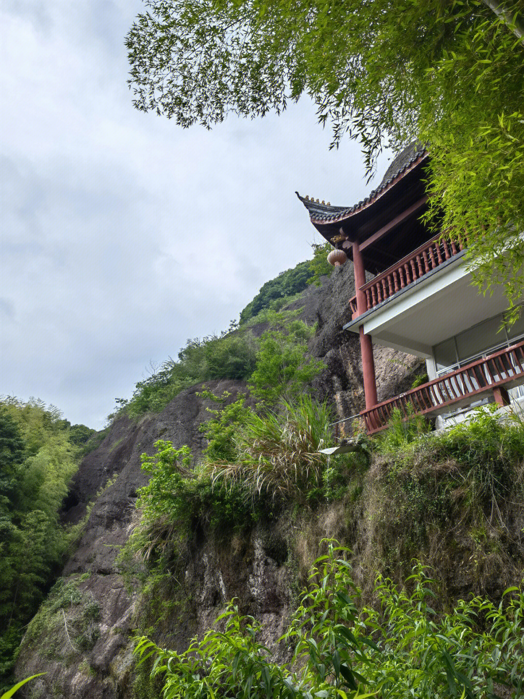 治愈系风景泉水岩下