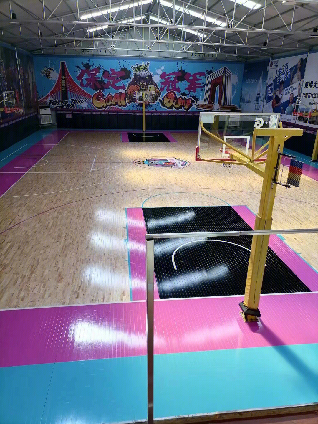 篮球砸地板进球_体育馆篮球地板_篮球木地板多少钱一个