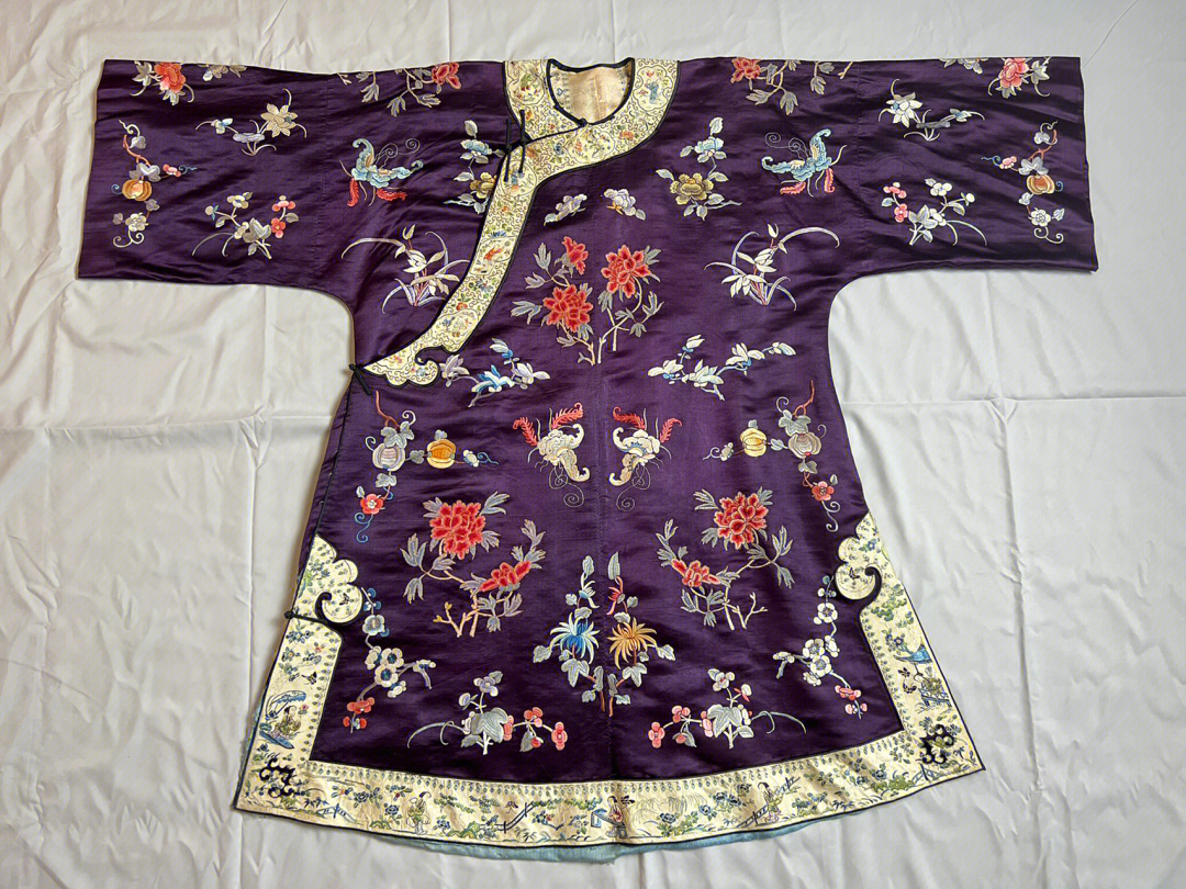 清代晚期的一件紫缎地古董氅衣,打籽,盘金,人物绣都体现在这件衣服上