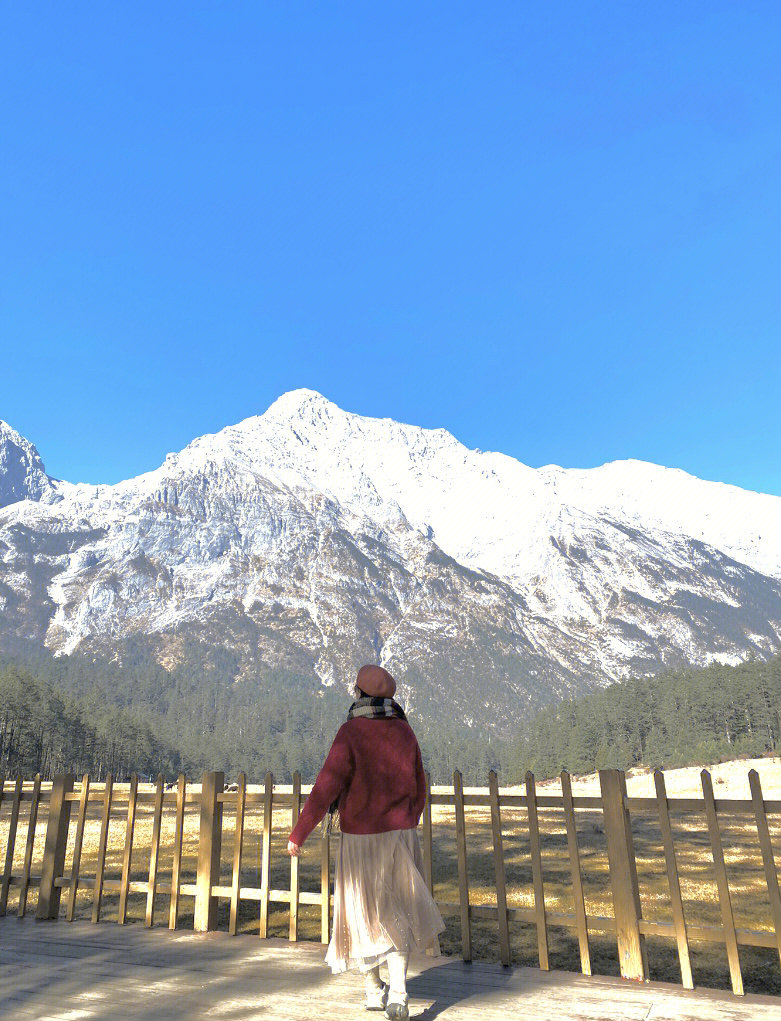 玉龙雪山日照金山