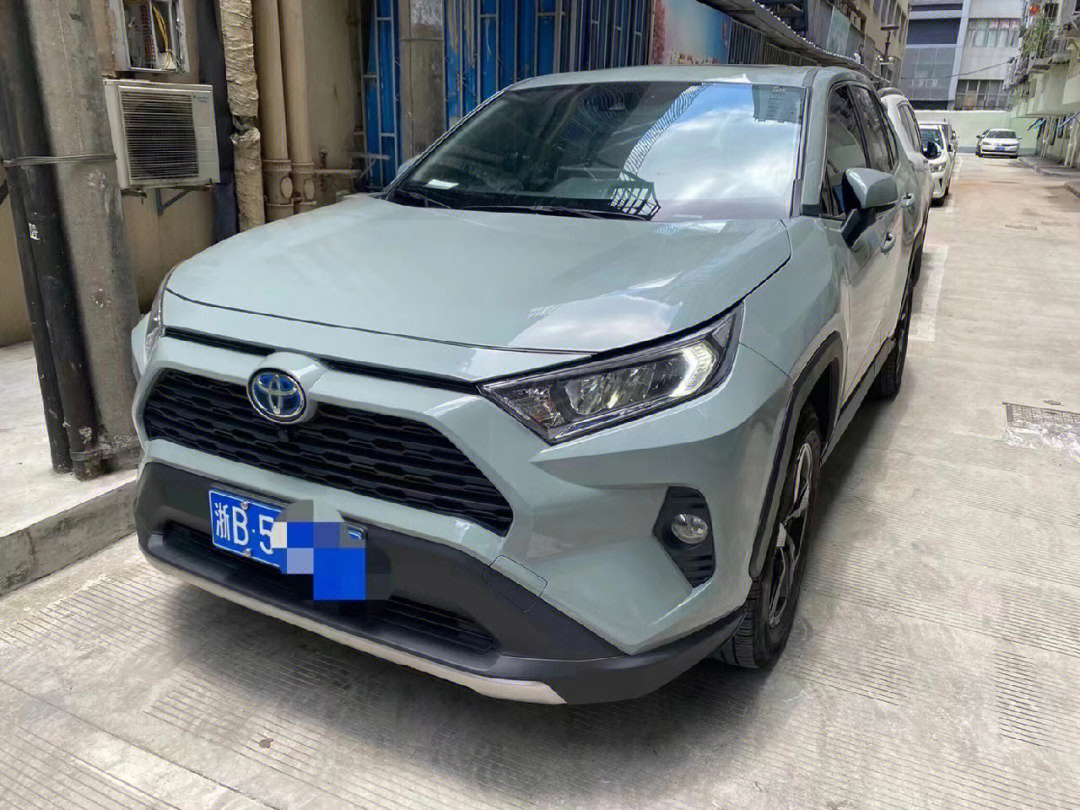 19年丰田荣放rav425双擎前面带点瑕疵