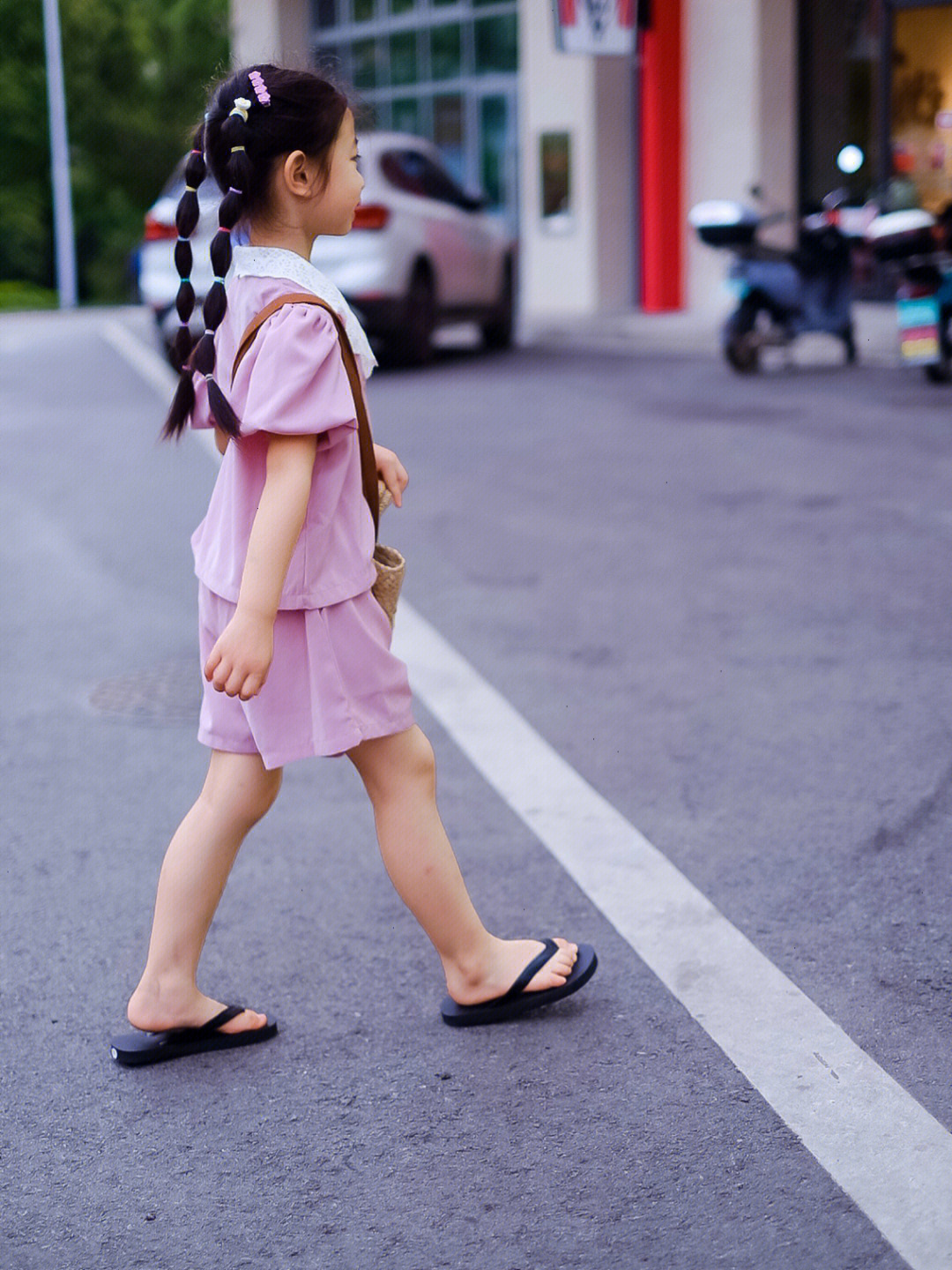 小女孩穿着凉鞋图片