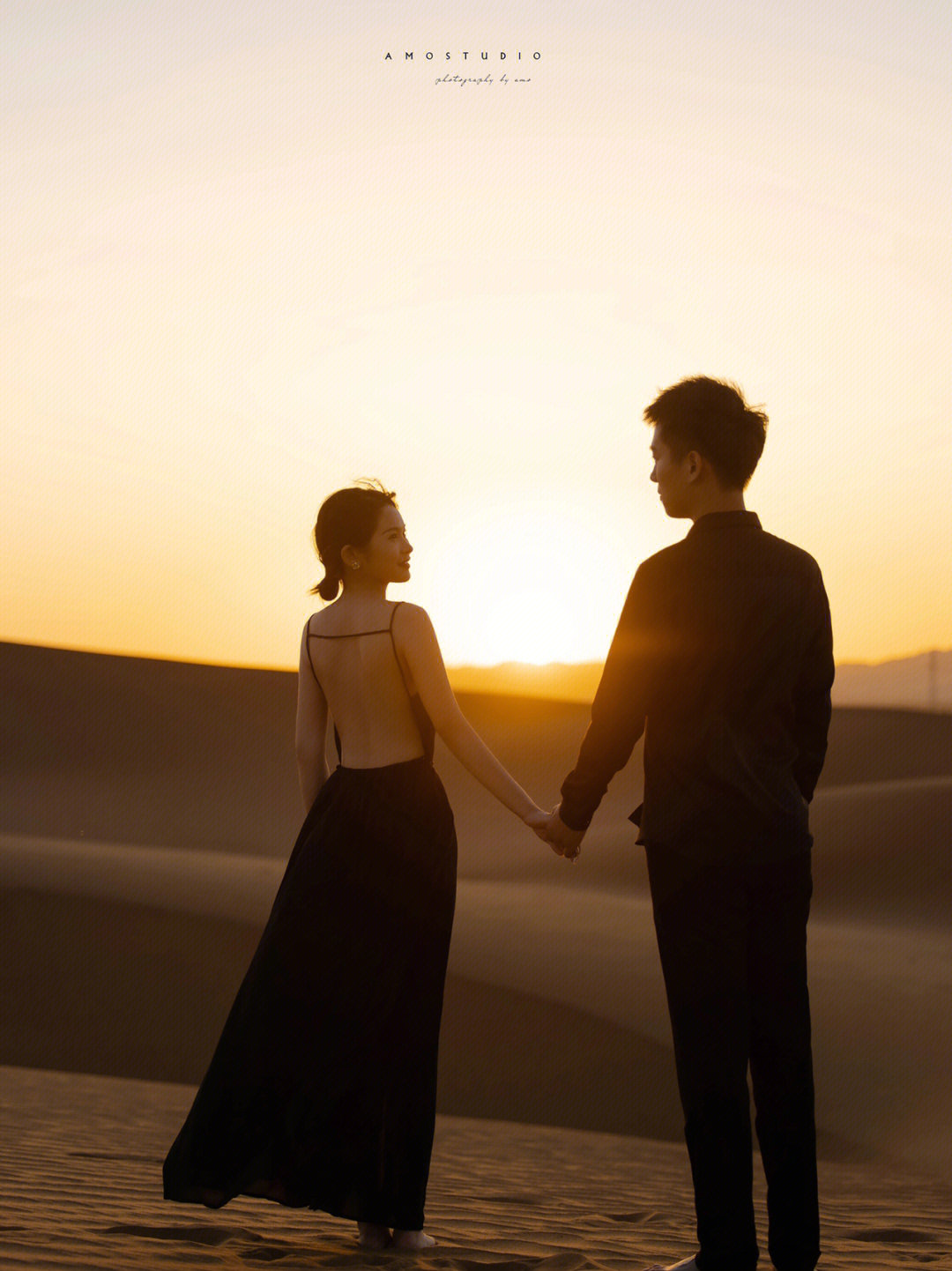日落,黄沙,我们,构成了最美的风景,两个人无拘无束的奔跑,相拥,按下