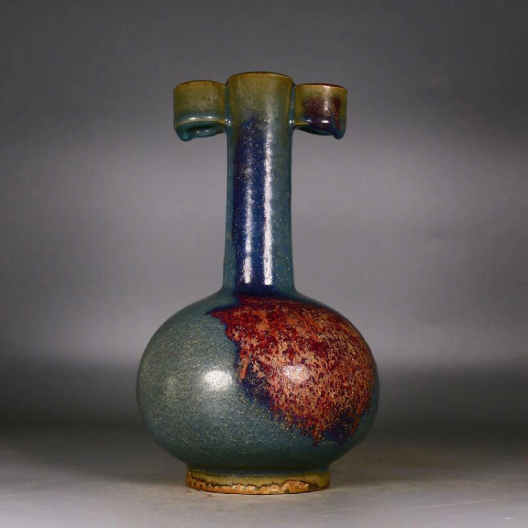钧窑的特点是釉面具有蚯蚓走泥纹,独特研制的玛瑙釉水在烧制后形成