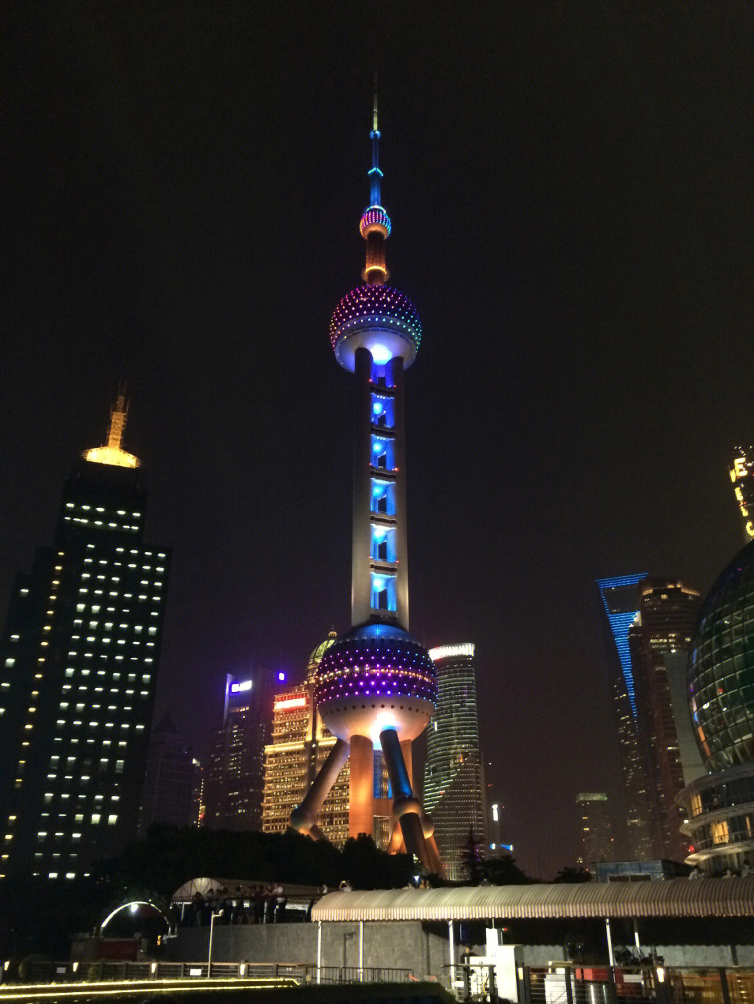 上海的摩天大楼有很多最著名的要数东方明珠和陆家嘴三件套(73上海