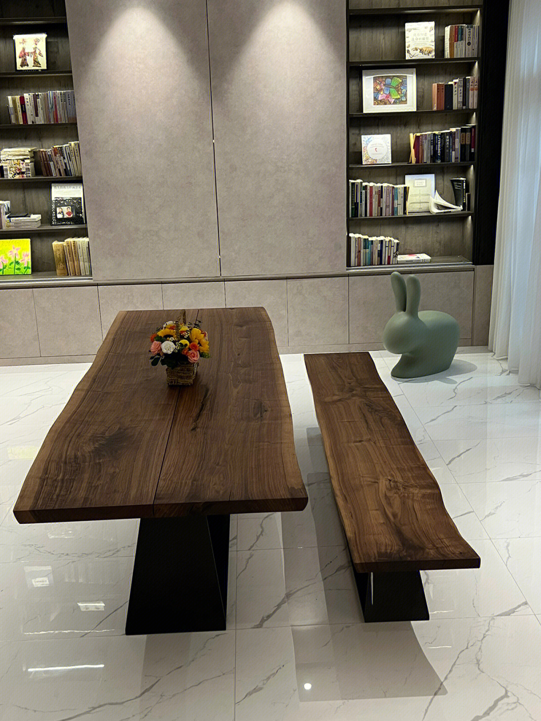 这款桌子是由两块独板木头制作而成,天然纯粹,质朴无华,自然大气