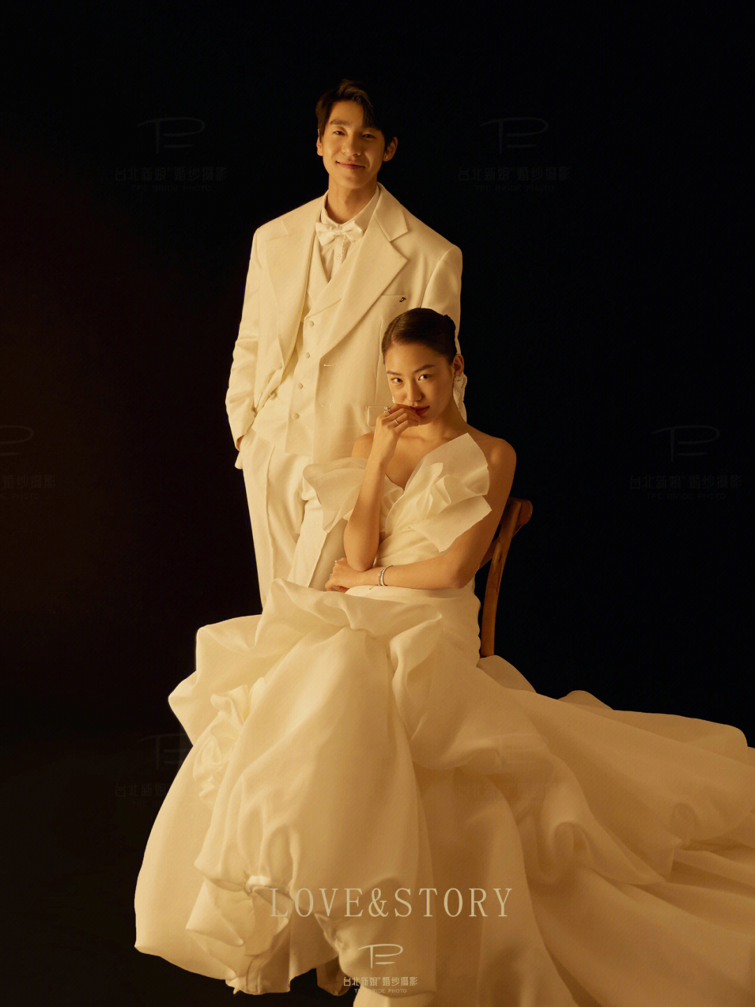 但很出众出品:台北新娘婚纱摄影拍摄地:宜宾暖色调的灯光氛围下蕴含着