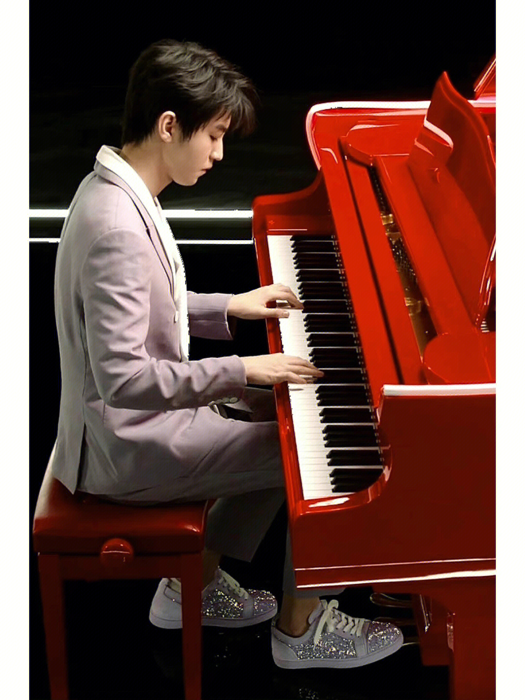 朱一龙 弹钢琴图片