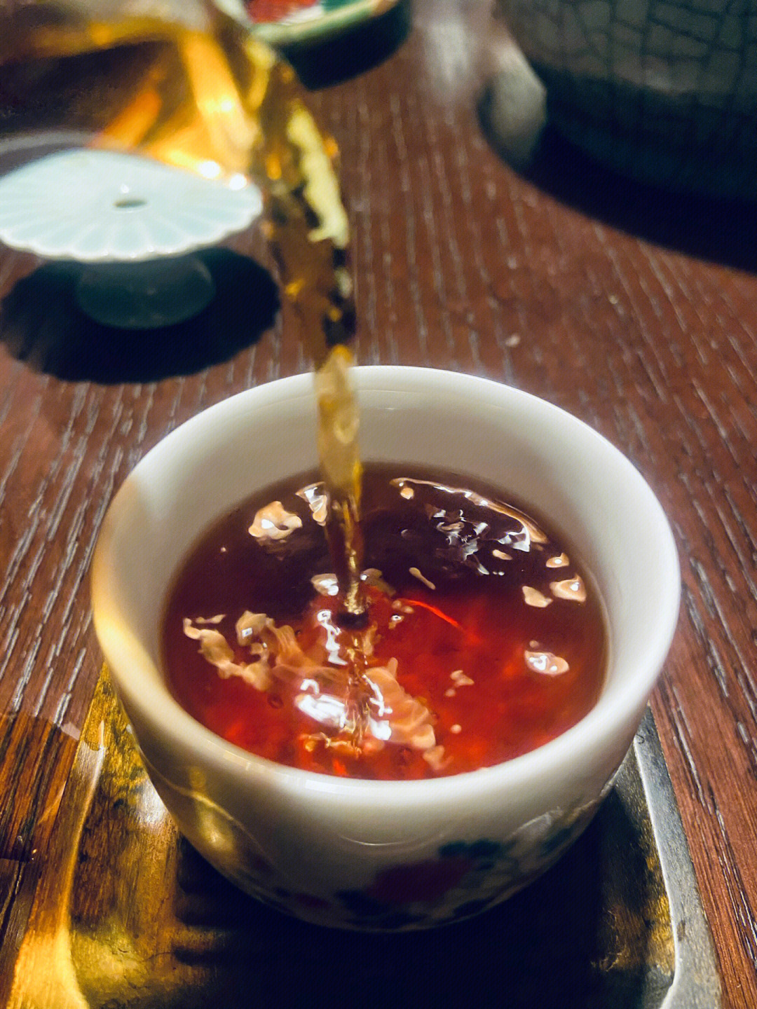 昨晚开了一泡90年代初特制古树熟普—茶汤清澈透亮,茶底干净,入口即