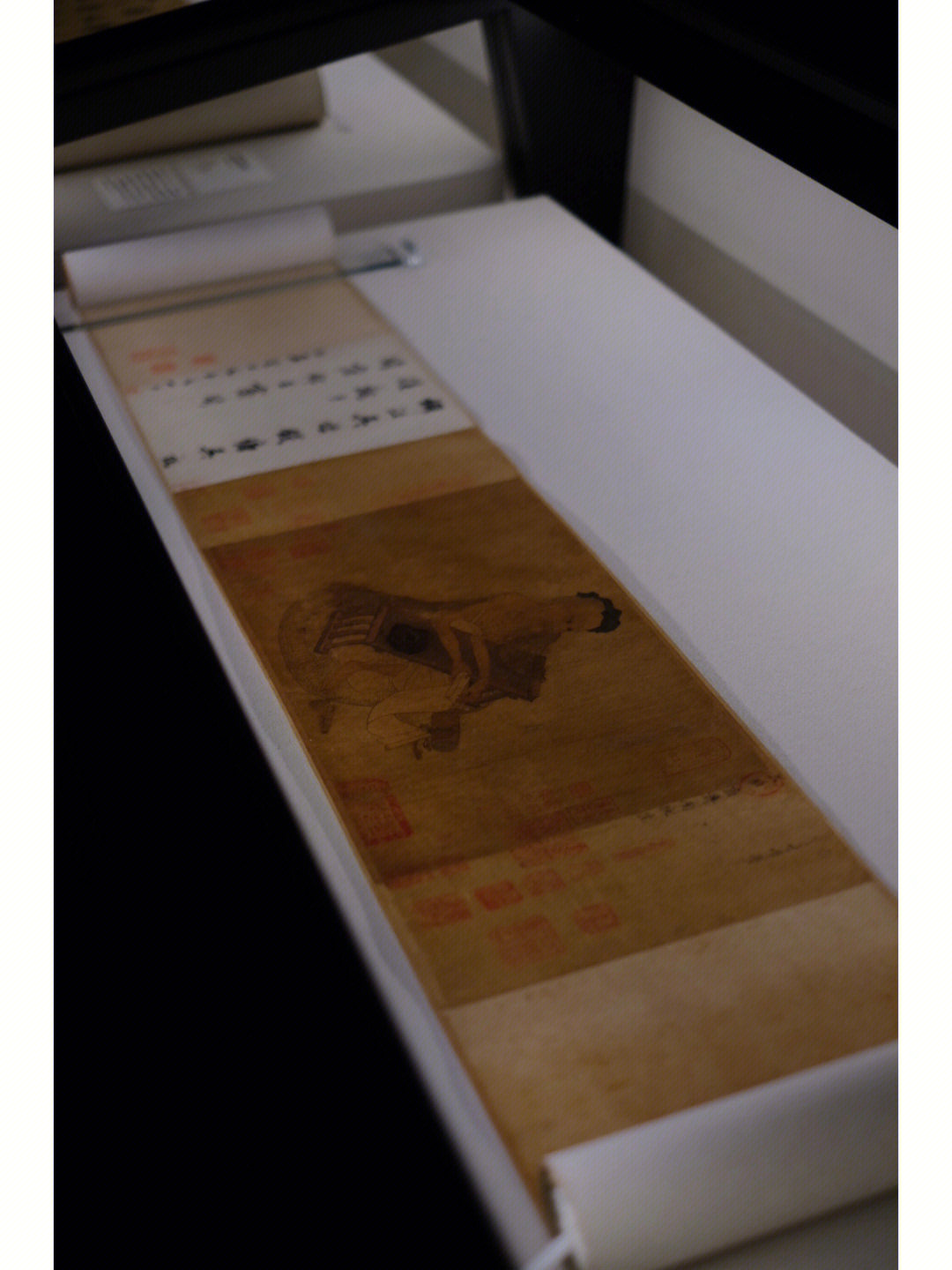 大阪市立美术馆收藏的绢本设色《伏生授经图》,传为唐代诗人,画家王维