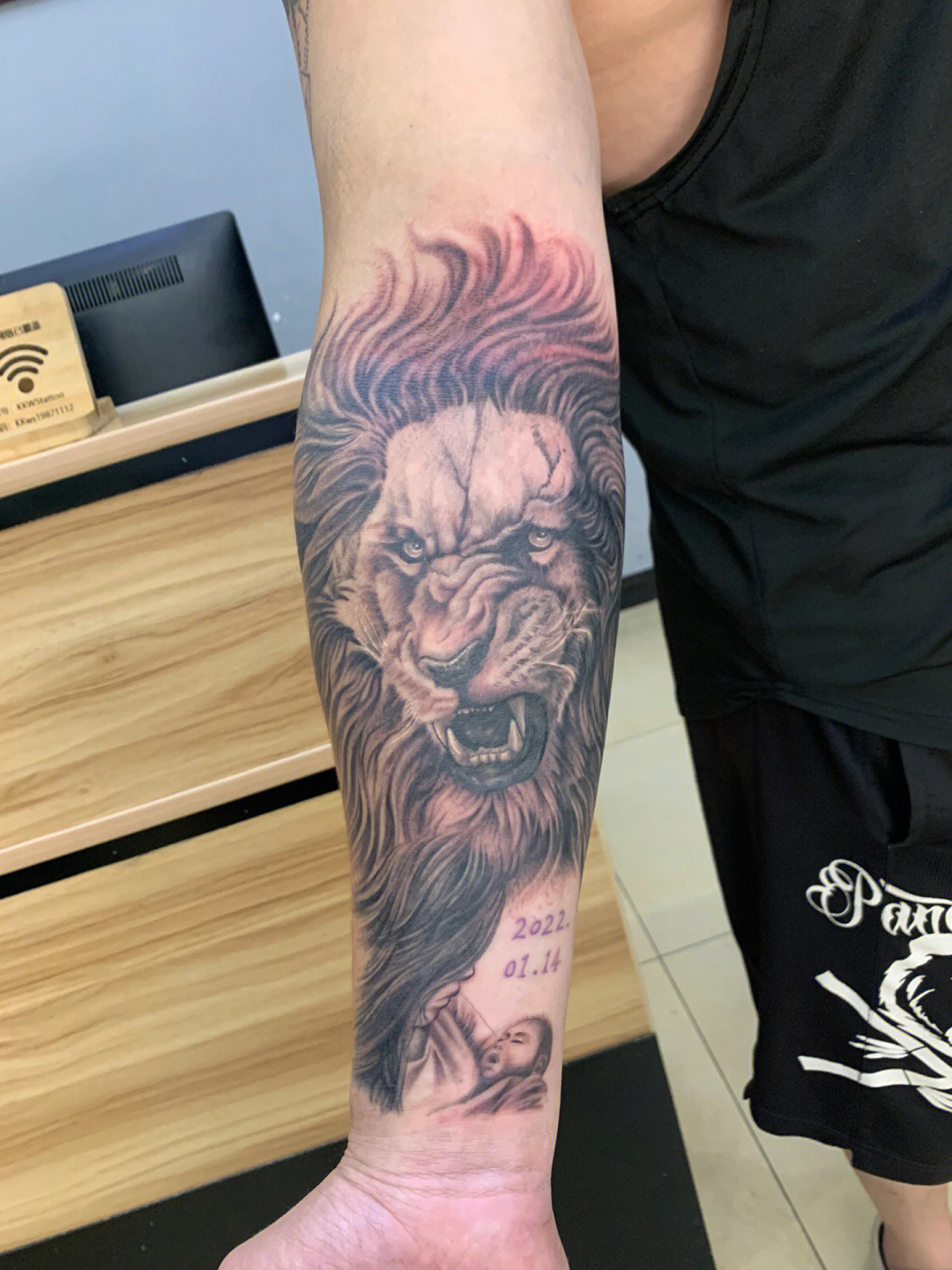 狮子纹身黑灰写实纹身吴江纹身动物纹身